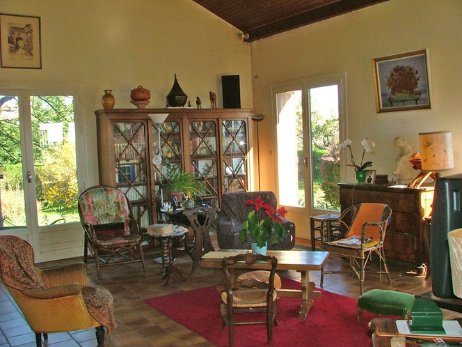 POUILLY LES FEURS GRANDE MAISON SUR 2900M2 CALME POUILLY LES FEURS GRANDE MAISON SUR 2900M2 CALME