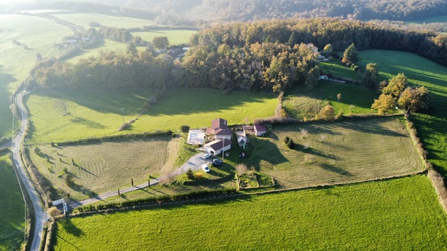 1388 GRANDE VILLA LUMINEUSE SUR 1 Ha 1388 GRANDE VILLA LUMINEUSE SUR 1 Ha