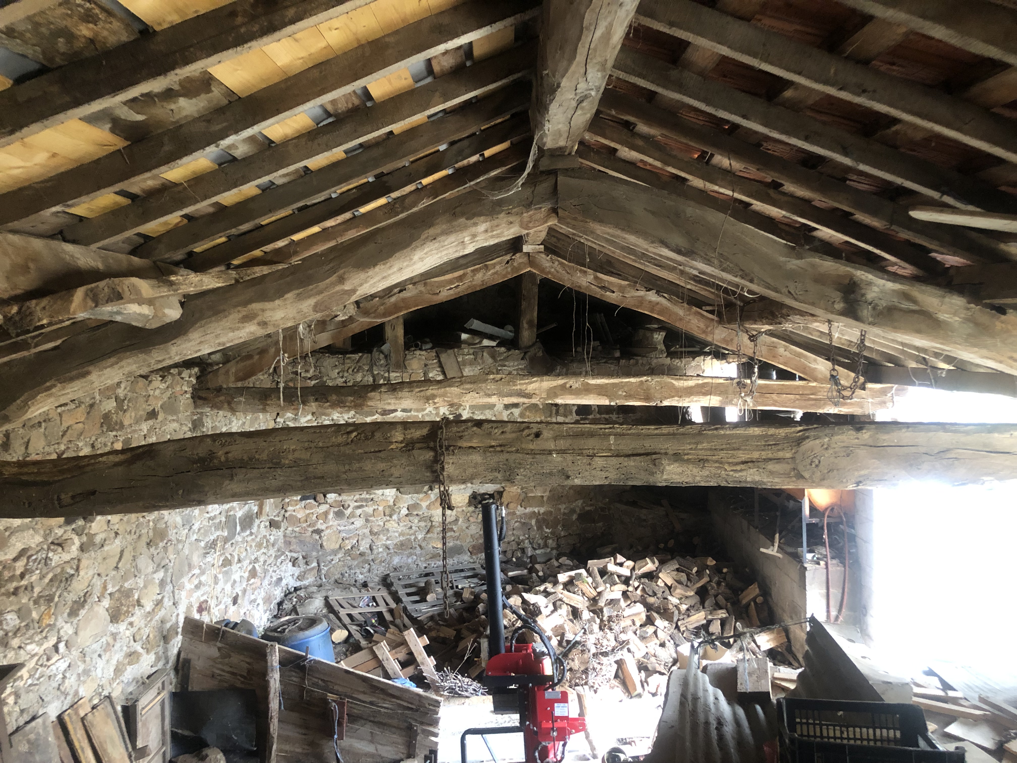 1386/ FERME A RENOVER SUR 4.5 HECTARES DONT 3.5 LIBRES / EXCLUSIVITE 