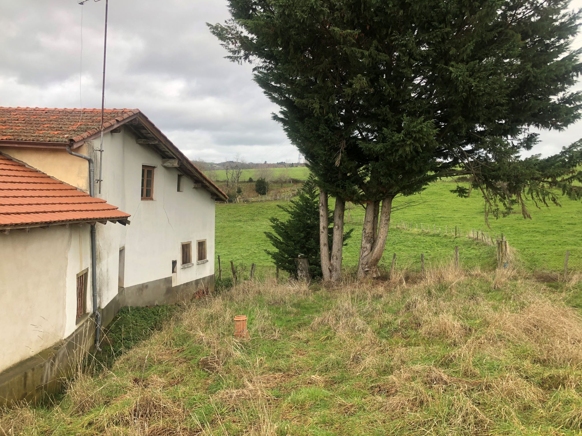 1386/ FERME A RENOVER SUR 4.5 HECTARES DONT 3.5 LIBRES / EXCLUSIVITE 